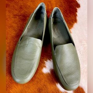 New $130 VIONIC Elora green pearl leather classic loafer slip on shoes 10
